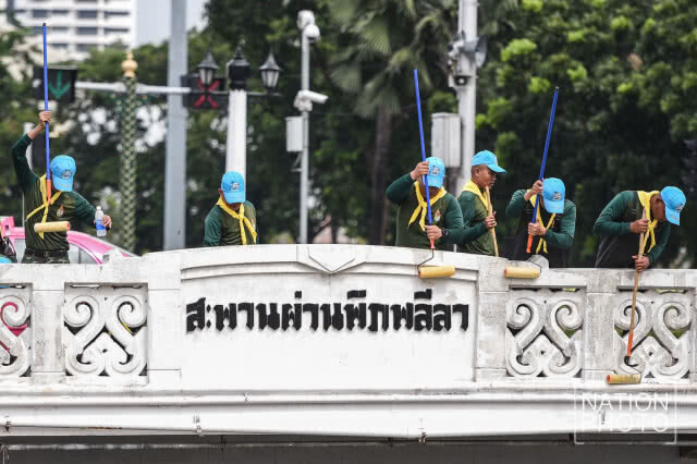 จิตอาสากว่า 1,000 คน ทำความสะอาดรอบวัง