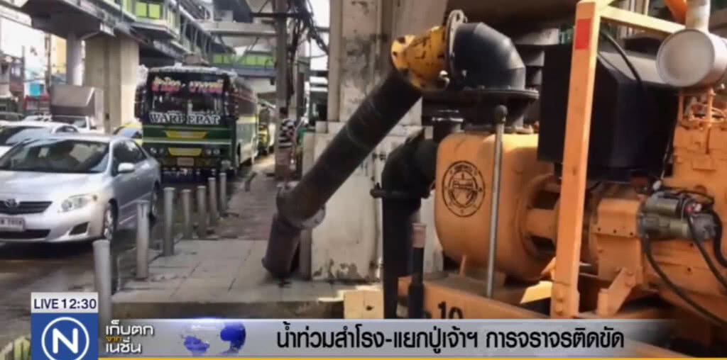 ฝนตกหนัก ทำน้ำขังแยกปู่เจ้าฯ กว่า 200 เมตร ฝนตกหนัก ทำน้ำขังแยกปู่เจ้าฯ กว่า 200 เมตร