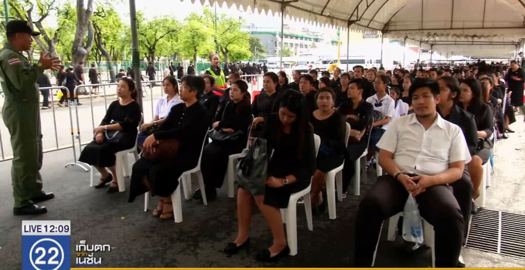 ปชช.เดินทางมาถวายบังคมพระบรมศพ อย่างเนื่องแน่