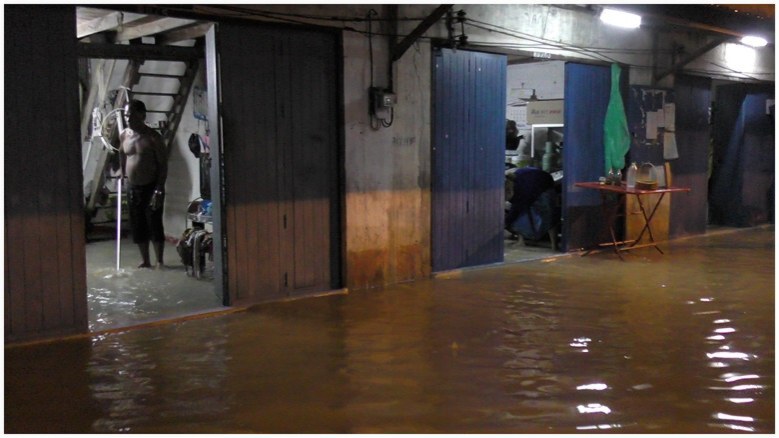 ฝนถล่มเมืองตรังจมบาดาลชาวบ้านโกลาหลขนของหนีน้ำกลางดึก!!!