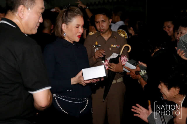 ทูลกระหม่อมฯ พระราชทานอาหารแก่ประชาชนที่เดินทางมากราบพระบรมศพ รัชกาลที่ 9