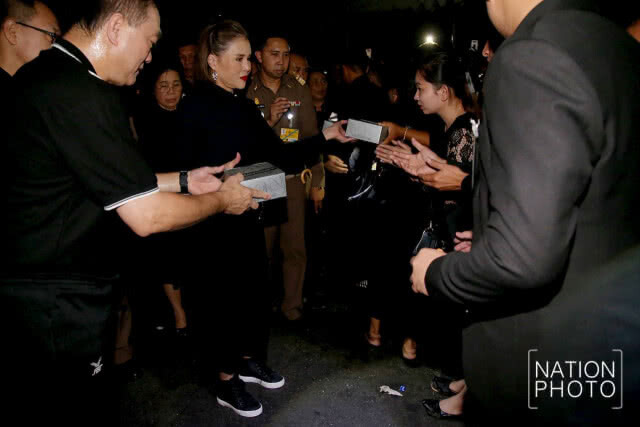 ทูลกระหม่อมฯ พระราชทานอาหารแก่ประชาชนที่เดินทางมากราบพระบรมศพ รัชกาลที่ 9