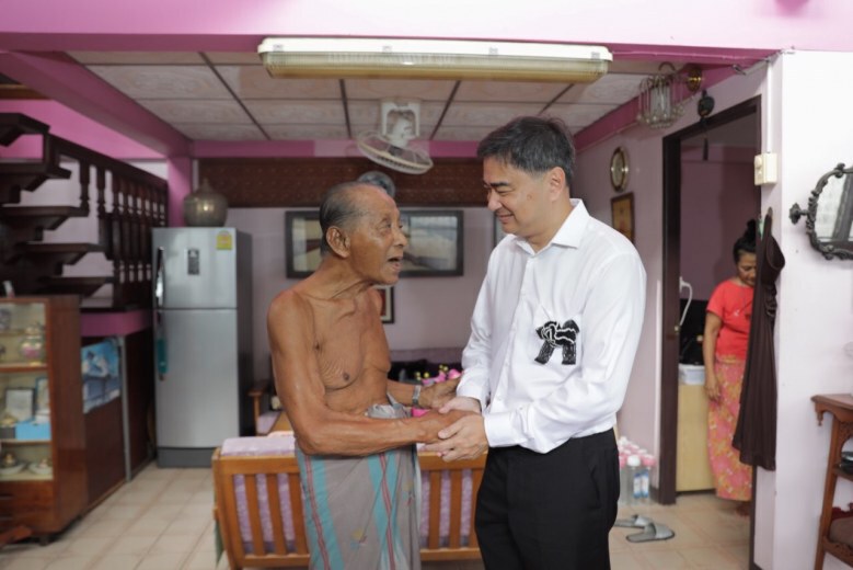 "อภิสิทธิ์" โชว์รูป ครั้งลง "เลือกตั้ง" กทม. เขตบางคอแหลม เมื่อ 25 ปีก่อน