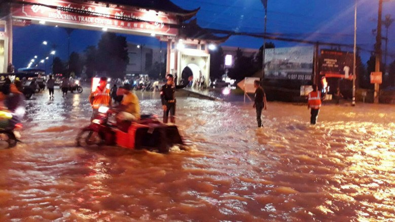 ฝนตกหนัก น้ำท่วมตลาดโรงเกลือ
