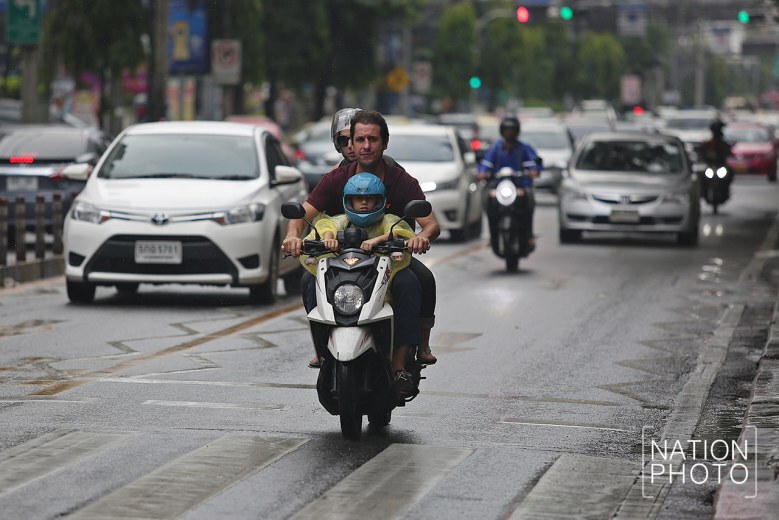 (ภาพชุด) กทม. ฝนฟ้าคะนอง 70% ของพื้นที่