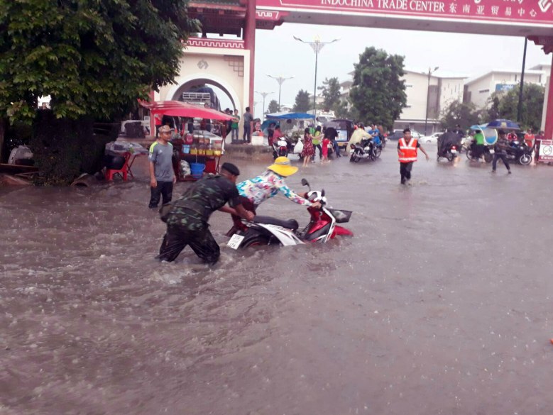 ฝนตกหนัก น้ำท่วมตลาดโรงเกลือ