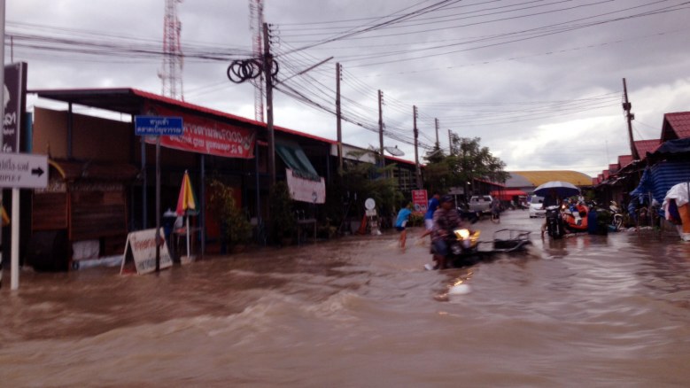 ฝนตกหนัก น้ำท่วมตลาดโรงเกลือ