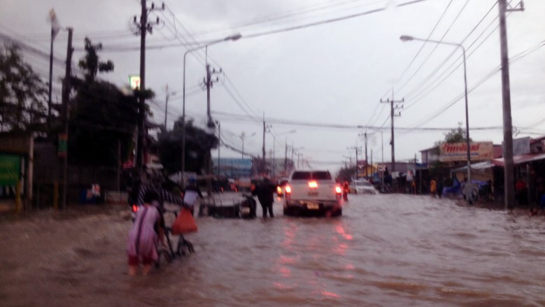 ฝนตกหนัก น้ำท่วมตลาดโรงเกลือ