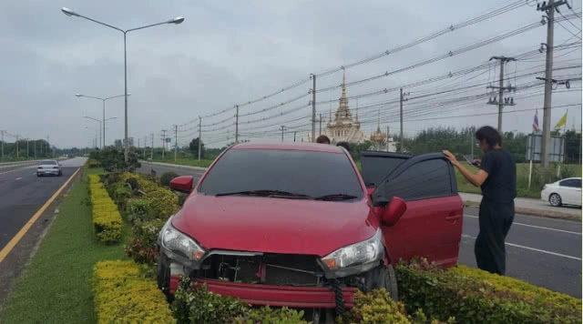 "เตย หัตถยา" นักตบลูกยางสาวทีมชาติ รถเสียหลักขึ้นเกาะกลาง!