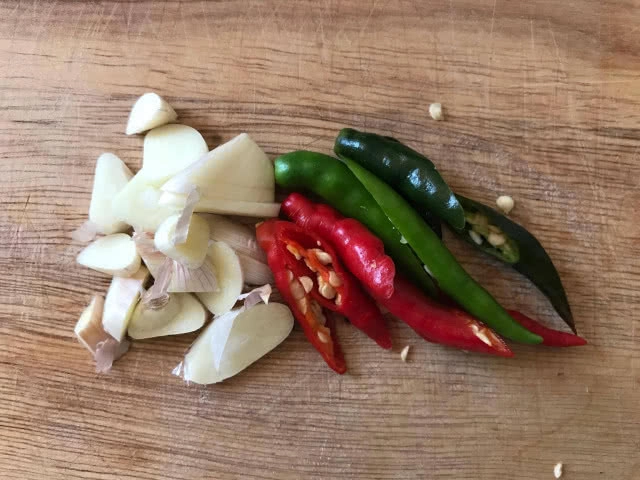 ครัวน้าคม : กระเฉดผัดปลาเค็มหมูกรอบ เมนูอร่อย ทานกับข้าวสวยหรือข้าวต้มก็ได้