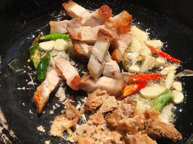 ครัวน้าคม : กระเฉดผัดปลาเค็มหมูกรอบ เมนูอร่อย ทานกับข้าวสวยหรือข้าวต้มก็ได้