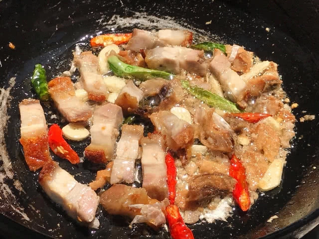 ครัวน้าคม : กระเฉดผัดปลาเค็มหมูกรอบ เมนูอร่อย ทานกับข้าวสวยหรือข้าวต้มก็ได้