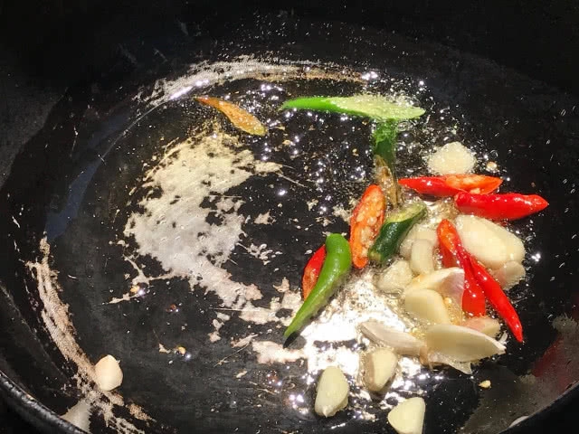 ครัวน้าคม : กระเฉดผัดปลาเค็มหมูกรอบ เมนูอร่อย ทานกับข้าวสวยหรือข้าวต้มก็ได้