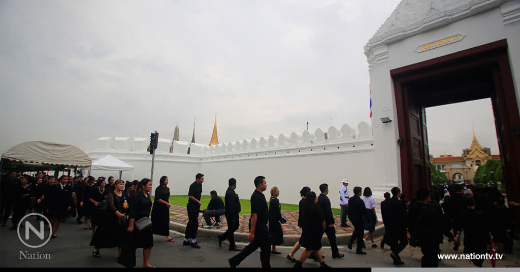 ประชาชนเข้ากราบสักการะพระบรมศพ ในหลวงรัชกาลที่ 9 ประชาชนเข้ากราบสักการะพระบรมศพ ในหลวงรัชกาลที่ 9