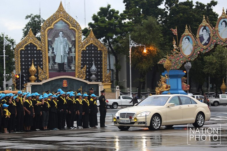 (ภาพชุด) ผู้แทนพระองค์ฯยกนพปฎลเศวตฉัตรยอดพระเมรุมาศ