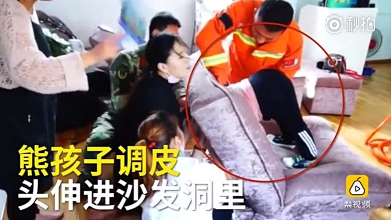 ชมคลิปช่วยชีวิตหนูน้อยชาวจีน เล่นซนจนหัวติดโซฟา