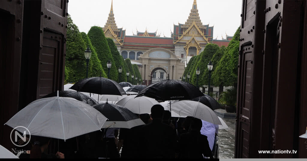 ประชาชนเกือบ 8 หมื่นฝ่าสายฝนกราบพระบรมศพ