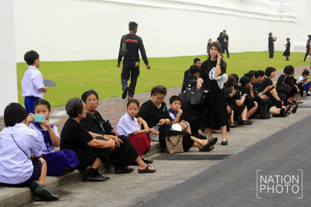 ประชาชนเข้ากราบสักการะพระบรมศพ ในหลวงรัชกาลที่ 9