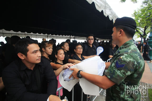 ประชาชนเข้ากราบสักการะพระบรมศพ ในหลวงรัชกาลที่ 9