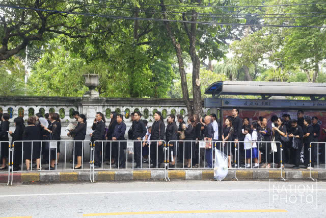 ประชาชนเข้ากราบสักการะพระบรมศพ ในหลวงรัชกาลที่ 9