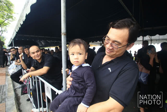 ประชาชนเข้ากราบสักการะพระบรมศพ ในหลวงรัชกาลที่ 9