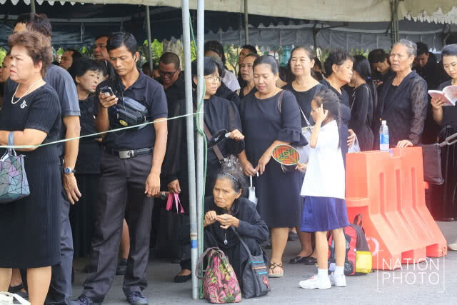 ประชาชนเข้ากราบสักการะพระบรมศพ ในหลวงรัชกาลที่ 9