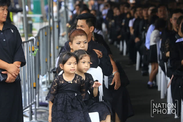 ประชาชนเข้ากราบสักการะพระบรมศพ ในหลวงรัชกาลที่ 9