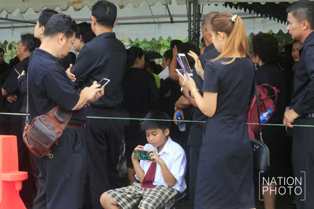 ประชาชนเข้ากราบสักการะพระบรมศพ ในหลวงรัชกาลที่ 9