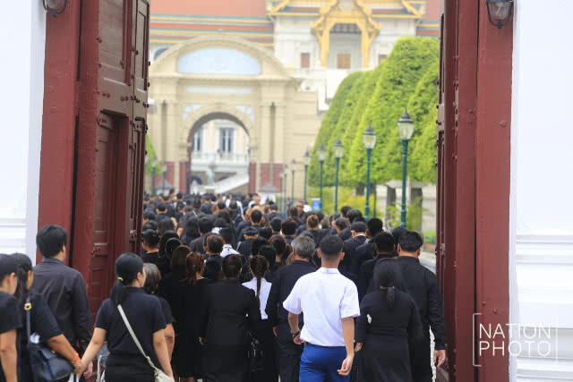 ประชาชนเข้ากราบสักการะพระบรมศพ ในหลวงรัชกาลที่ 9