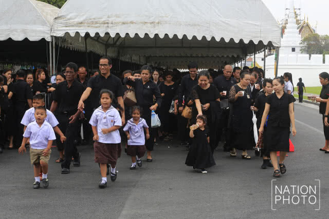 ประชาชนเข้ากราบสักการะพระบรมศพ ในหลวงรัชกาลที่ 9