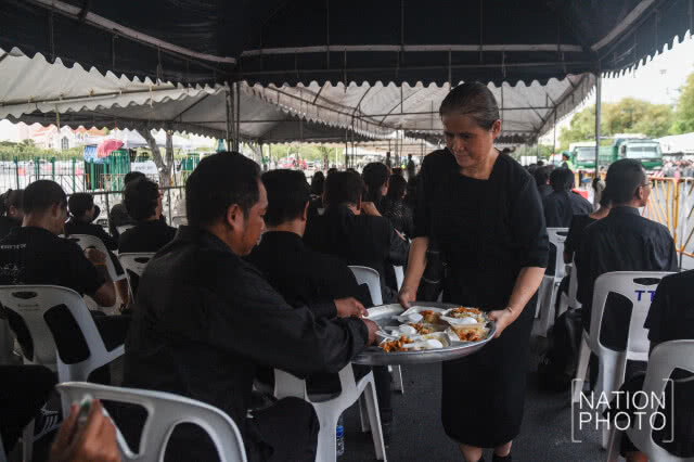 1 วันแห่งการรอคอย เข้ากราบลาพ่อหลวงครั้งสุดท้าย