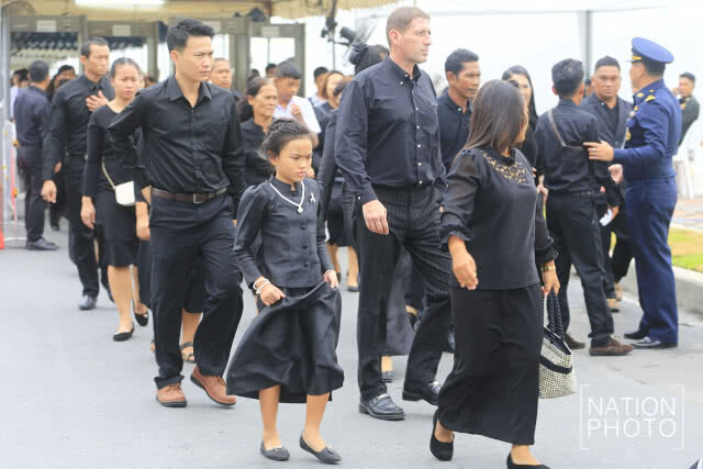 ประชาชนเข้ากราบสักการะพระบรมศพ ในหลวงรัชกาลที่ 9