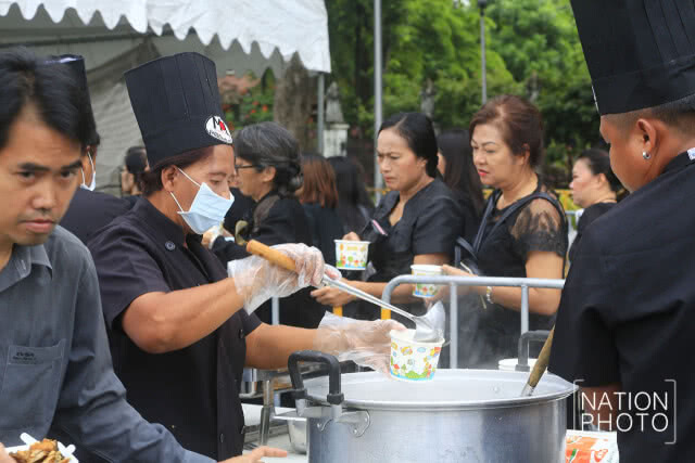 ประชาชนเข้ากราบสักการะพระบรมศพ ในหลวงรัชกาลที่ 9