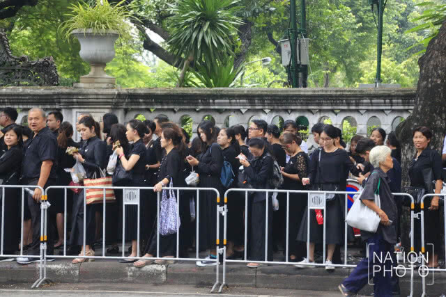 ประชาชนเข้ากราบสักการะพระบรมศพ ในหลวงรัชกาลที่ 9