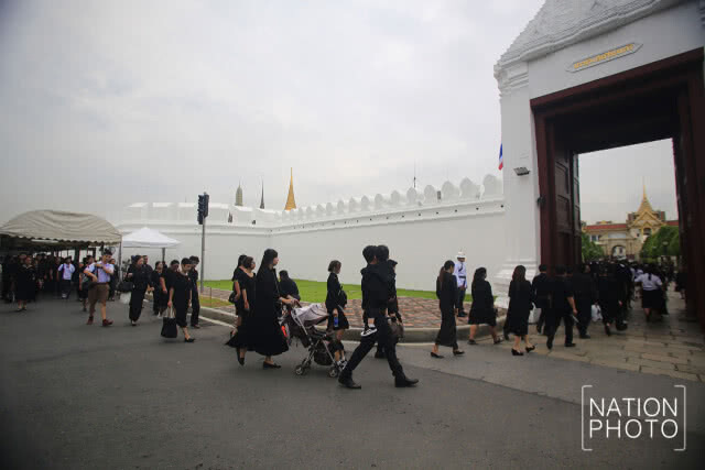 ประชาชนเข้ากราบสักการะพระบรมศพ ในหลวงรัชกาลที่ 9
