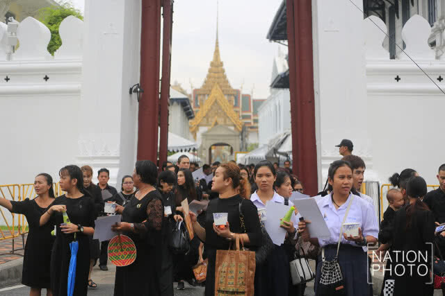 ประชาชนเข้ากราบสักการะพระบรมศพ ในหลวงรัชกาลที่ 9
