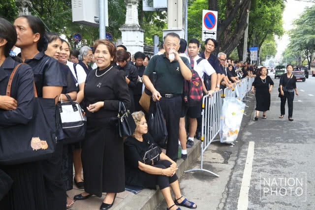 ประชาชนเข้ากราบสักการะพระบรมศพ ในหลวงรัชกาลที่ 9