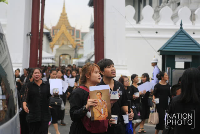 ประชาชนเข้ากราบสักการะพระบรมศพ ในหลวงรัชกาลที่ 9