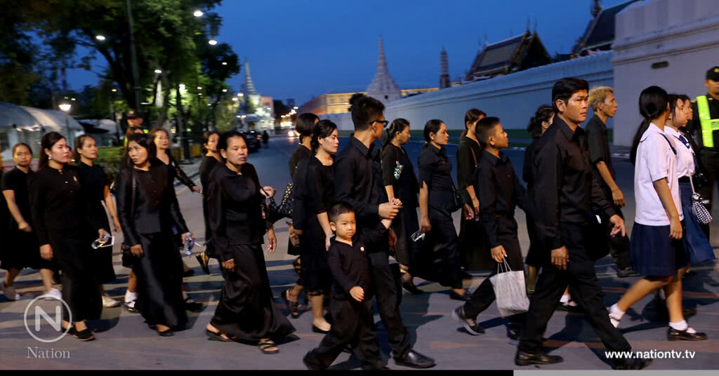 ปชช. กราบพระบรมศพแน่น ตั้งแต่เช้ามืด ปชช. กราบพระบรมศพแน่น ตั้งแต่เช้ามืด