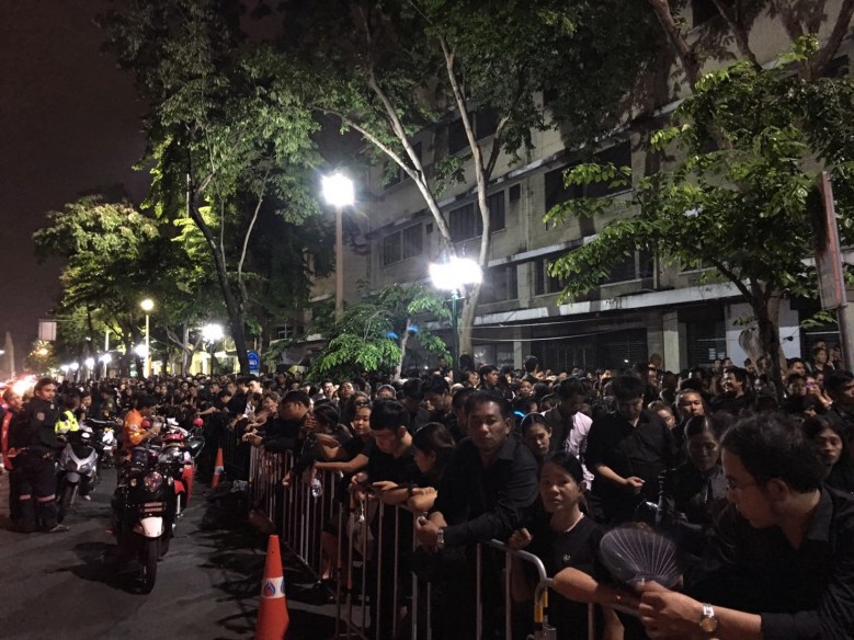 ปชช. กราบพระบรมศพแน่น ตั้งแต่เช้ามืด