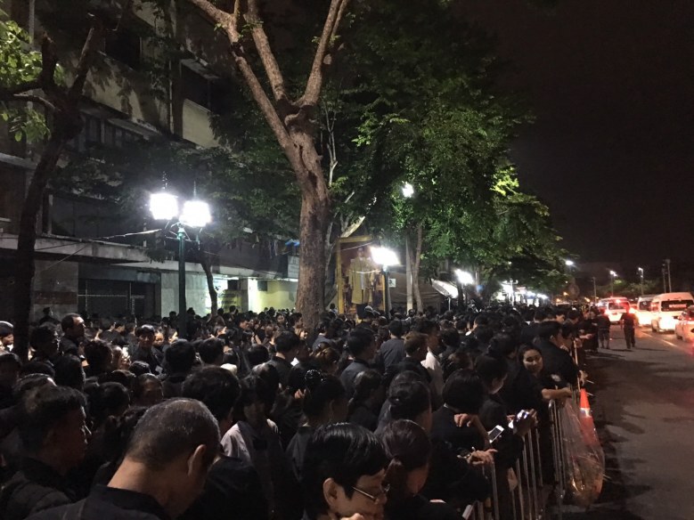ปชช. กราบพระบรมศพแน่น ตั้งแต่เช้ามืด