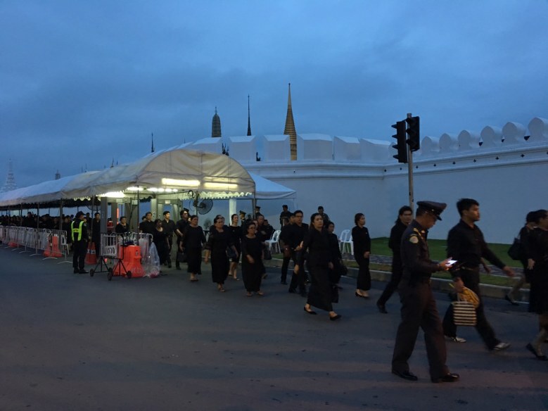 ปชช. กราบพระบรมศพแน่น ตั้งแต่เช้ามืด