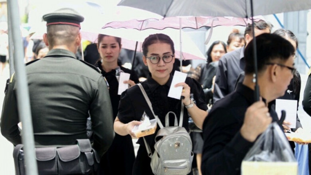 อาหารพระราชทานบริการประชาชนหลังกราบพระบรมศพในหลวง ร.9