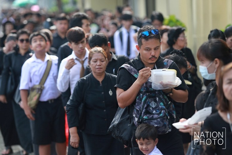 ปชช.กราบพระบรมศพวันสุดท้ายเนืองแน่น