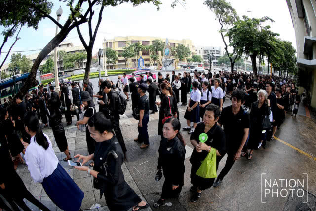 กราบพระบรมศพวันสุดท้าย คาดยาวถึงเที่ยงพรุ่งนี้