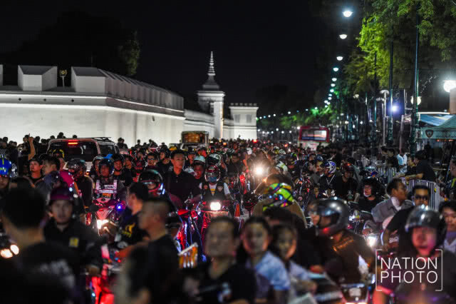 คืนสุดท้ายสักการะพระบรมศพ
วินจิตอาสาหลายร้อยชีวิตร่วมทำดีถวายพ่อหลวง