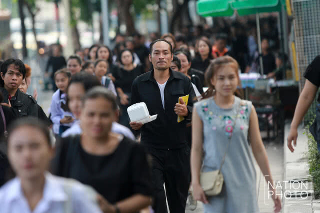 กราบพระบรมศพวันสุดท้าย คาดยาวถึงเที่ยงพรุ่งนี้