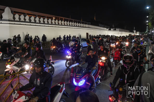 คืนสุดท้ายสักการะพระบรมศพ
วินจิตอาสาหลายร้อยชีวิตร่วมทำดีถวายพ่อหลวง