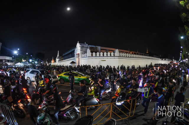 คืนสุดท้ายสักการะพระบรมศพ
วินจิตอาสาหลายร้อยชีวิตร่วมทำดีถวายพ่อหลวง