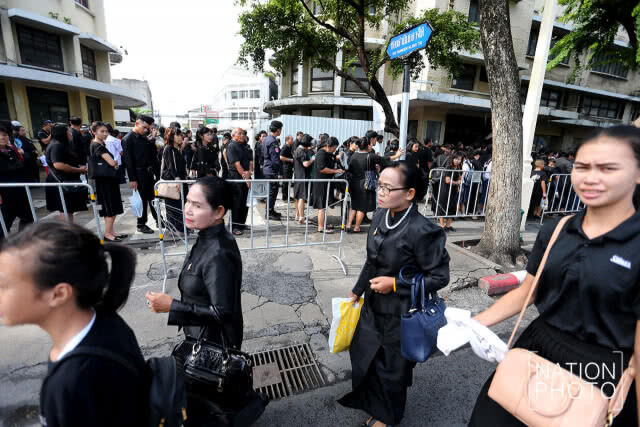 กราบพระบรมศพวันสุดท้าย คาดยาวถึงเที่ยงพรุ่งนี้